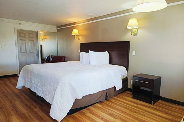 Foto van 1 Suite King Bed Niet-rokende Jacuzzi-badkuip - Vakantiehuis in Wichita Falls TX - BedRoom