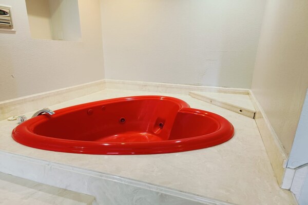 Foto van 1 Suite King Bed Niet-rokende Jacuzzi-badkuip - Vakantiehuis in Wichita Falls TX - BedRoom