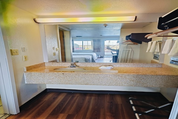 Foto van 1 Suite King Bed Niet-rokende Jacuzzi-badkuip - Vakantiehuis in Wichita Falls TX - BathRoom