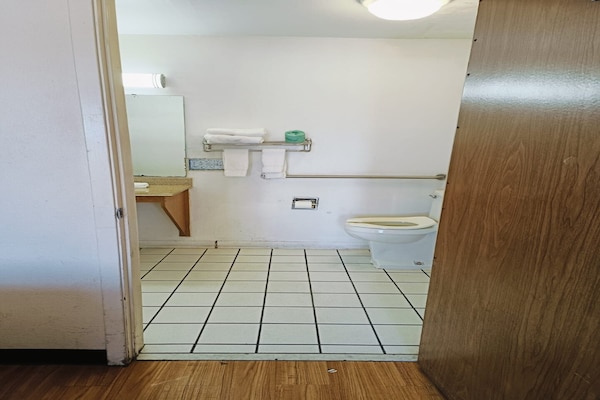 Foto van 1 Suite King Bed Niet-rokende Jacuzzi-badkuip - Vakantiehuis in Wichita Falls TX - BathRoom