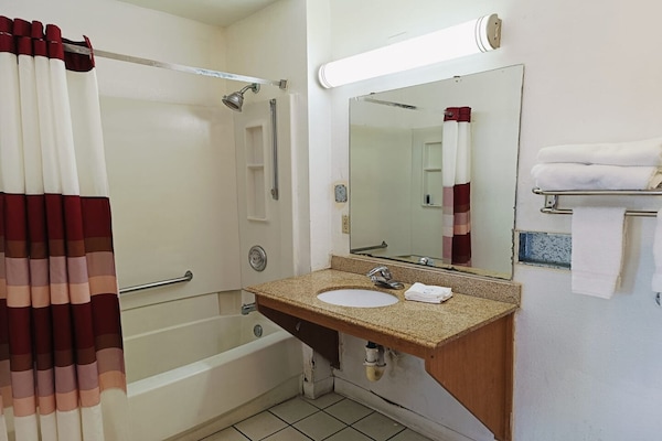 Foto van 1 Suite King Bed Niet-rokende Jacuzzi-badkuip - Vakantiehuis in Wichita Falls TX - BathRoom