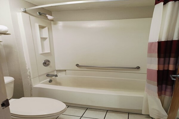 Foto van 1 Suite King Bed Niet-rokende Jacuzzi-badkuip - Vakantiehuis in Wichita Falls TX - BathRoom