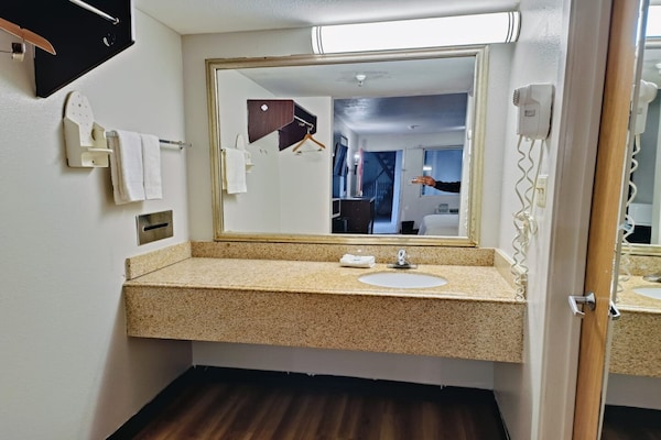 Foto van 1 Suite King Bed Niet-rokende Jacuzzi-badkuip - Vakantiehuis in Wichita Falls TX - BathRoom