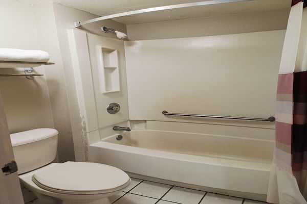 Foto van 1 Suite King Bed Niet-rokende Jacuzzi-badkuip - Vakantiehuis in Wichita Falls TX - BathRoom