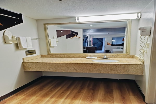 Foto van 1 Suite King Bed Niet-rokende Jacuzzi-badkuip - Vakantiehuis in Wichita Falls TX - BathRoom