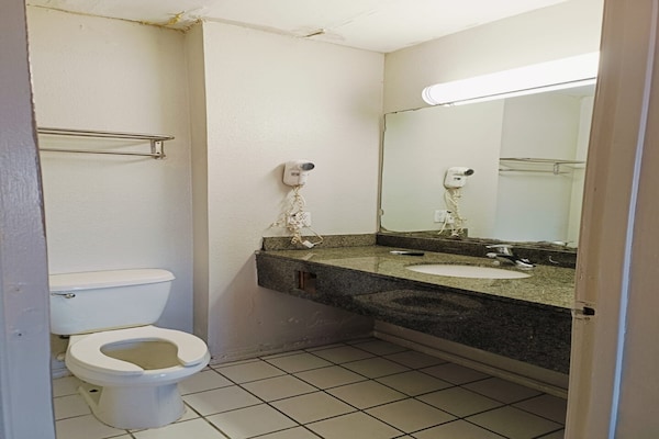 Foto van 1 Suite King Bed Niet-rokende Jacuzzi-badkuip - Vakantiehuis in Wichita Falls TX - BathRoom