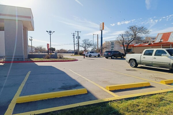 Foto van 1 Suite King Bed Niet-rokende Jacuzzi-badkuip - Vakantiehuis in Wichita Falls TX - parking