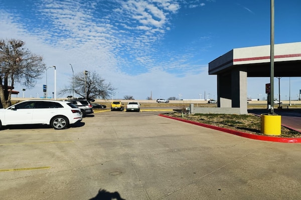 Foto van 1 Suite King Bed Niet-rokende Jacuzzi-badkuip - Vakantiehuis in Wichita Falls TX - parking