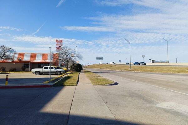 Foto van 1 Suite King Bed Niet-rokende Jacuzzi-badkuip - Vakantiehuis in Wichita Falls TX - parking