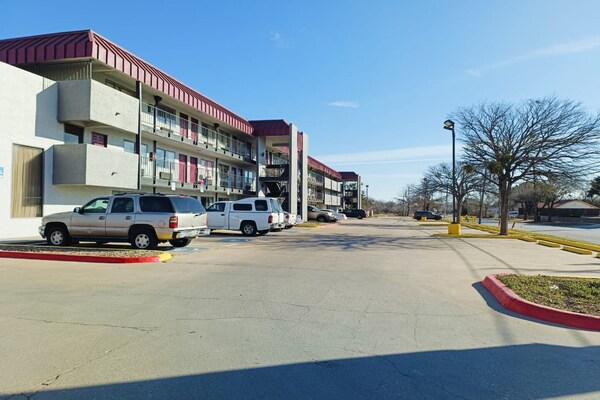 Foto van 1 Suite King Bed Niet-rokende Jacuzzi-badkuip - Vakantiehuis in Wichita Falls TX - parking