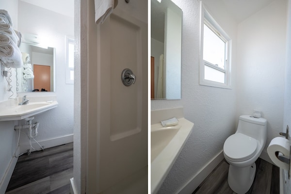 Foto van Premium kamer met 2 queensize bedden en kitchenette. - BathRoom