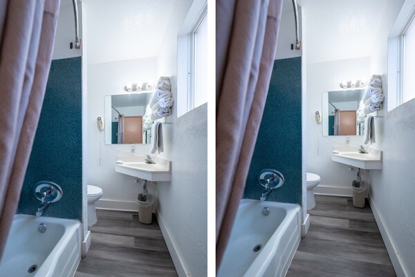 Foto van Premium kamer met 2 queensize bedden en kitchenette. - BathRoom