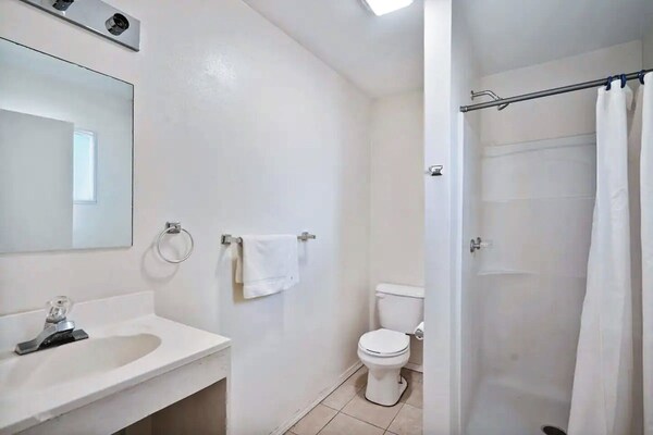 Foto van Queensize bed | Niet roken - Vakantiehuis in Alpine TX - BathRoom