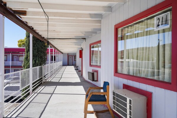 Foto van Queensize bed | Niet roken - Vakantiehuis in Alpine TX - TerraceBalcony