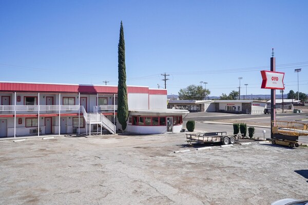Foto van Queensize bed | Niet roken - Vakantiehuis in Alpine TX - ExteriorSummer