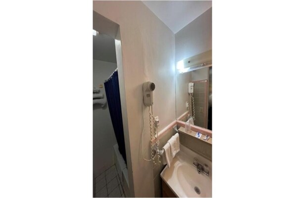 Foto van Queensize bed | niet roken - Vakantiehuis in Bay City, MI - BathRoom