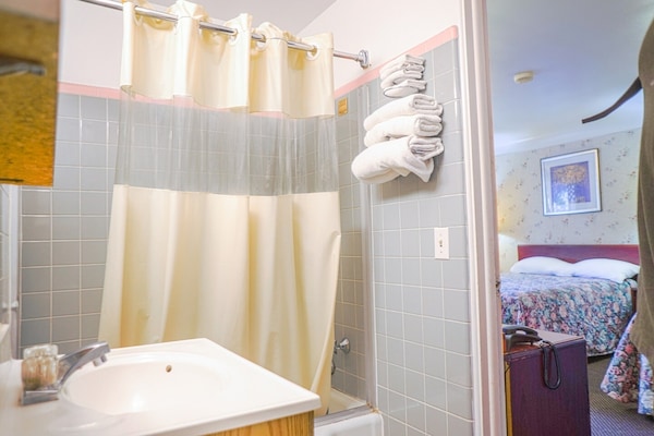 Foto van Queensize bed | niet roken - Vakantiehuis in Bay City, MI - BathRoom