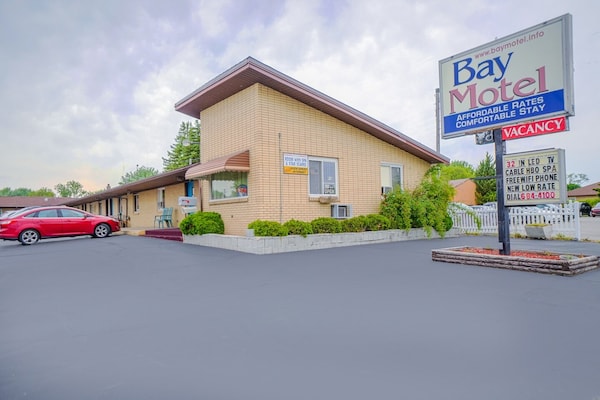 Foto van Queensize bed | niet roken - Vakantiehuis in Bay City, MI - ExteriorSummer
