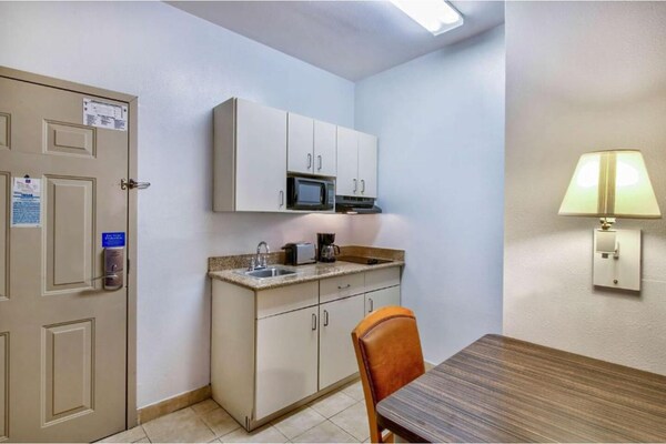 Foto van Queen Bed Met Kitchenette Niet Roken - Vakantiehuis in Beaumont TX - BedRoom