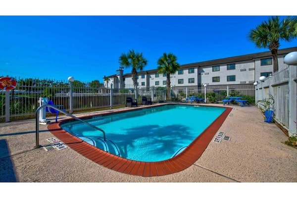 Foto van Queen Bed Met Kitchenette Roken - Vakantiehuis in Beaumont TX - Pool