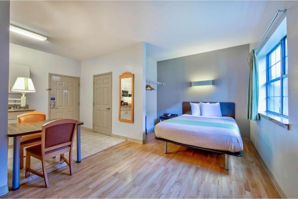 Foto van Queen Bed Met Kitchenette Roken - Vakantiehuis in Beaumont TX - BedRoom