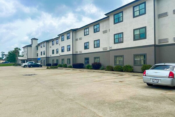 Foto van Queen Bed Toegankelijk Met Kitchenette Niet-roken - Vakantiehuis in Beaumont TX - ExteriorSummer