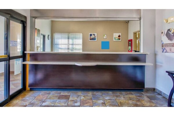 Foto van Queen Bed Toegankelijk Met Kitchenette Niet-roken - Vakantiehuis in Beaumont TX - HallReception