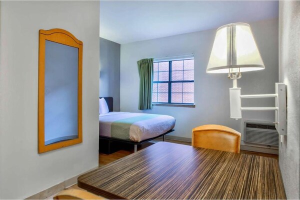 Foto van Queen Bed Toegankelijk Met Kitchenette Niet-roken - Vakantiehuis in Beaumont TX - BedRoom