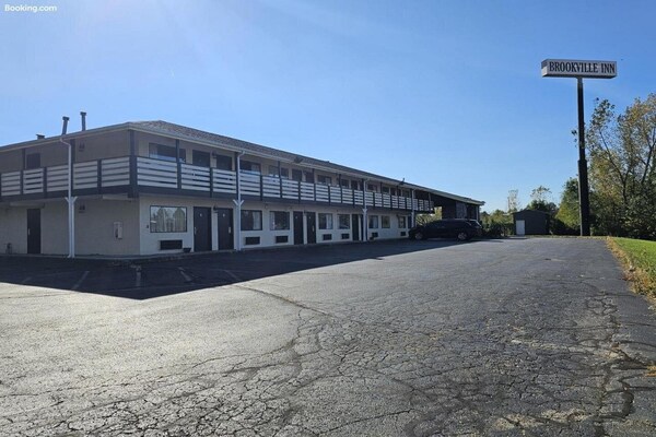 Foto van Queen Bed Niet Roken - Vakantiehuis in Brookville, OH - ExteriorSummer