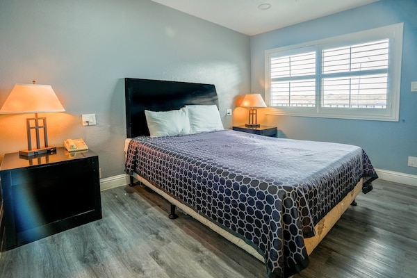 Foto van Queen Bed Niet Roken - Vakantiehuis in Buttonwillow, CA - BedRoom