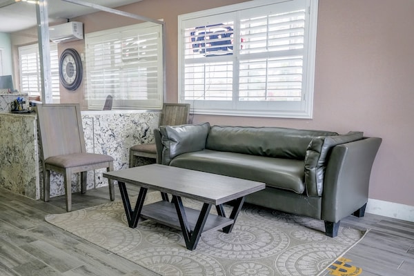 Foto van Queen Bed Niet Roken - Vakantiehuis in Buttonwillow, CA - HallReception