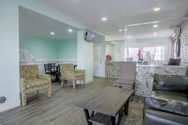Foto van Queen Bed Niet Roken - Vakantiehuis in Buttonwillow, CA - HallReception