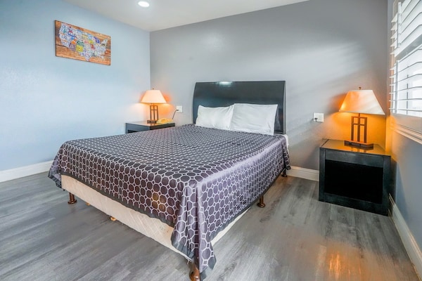 Foto van Queen Bed Niet Roken - Vakantiehuis in Buttonwillow, CA - BedRoom