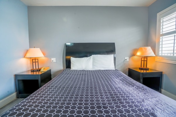 Foto van Queen Bed Niet Roken - Vakantiehuis in Buttonwillow, CA - BedRoom