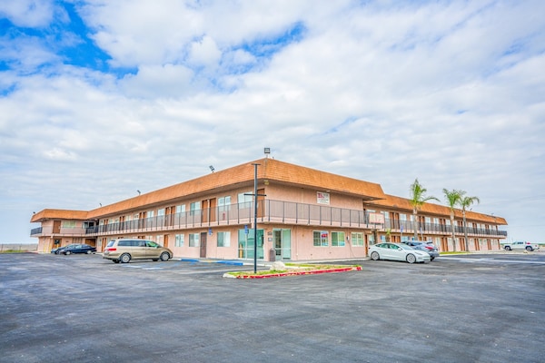 Foto van Queen Bed Niet Roken - Vakantiehuis in Buttonwillow, CA - ExteriorSummer