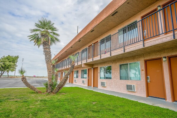 Foto van Queen Bed Niet Roken - Vakantiehuis in Buttonwillow, CA - ExteriorSummer