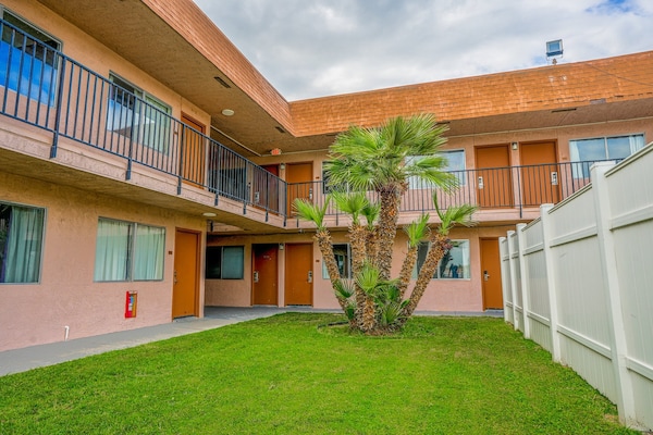 Foto van Queen Bed Niet Roken - Vakantiehuis in Buttonwillow, CA - ExteriorSummer