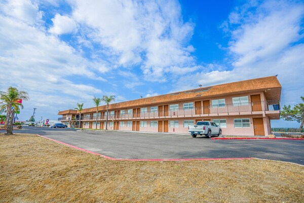 Foto van Queen Bed Niet Roken - Vakantiehuis in Buttonwillow, CA - ExteriorSummer