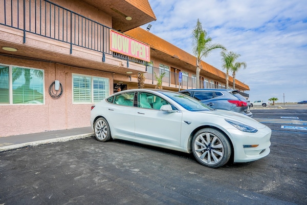 Foto van Queen Bed Niet Roken - Vakantiehuis in Buttonwillow, CA - ExteriorSummer