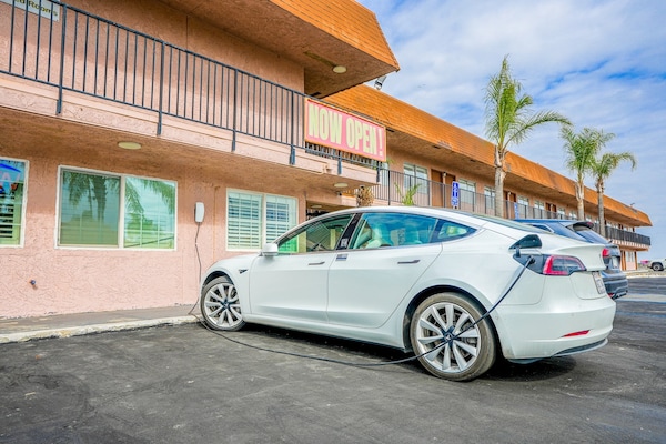 Foto van Queen Bed Niet Roken - Vakantiehuis in Buttonwillow, CA - ExteriorSummer