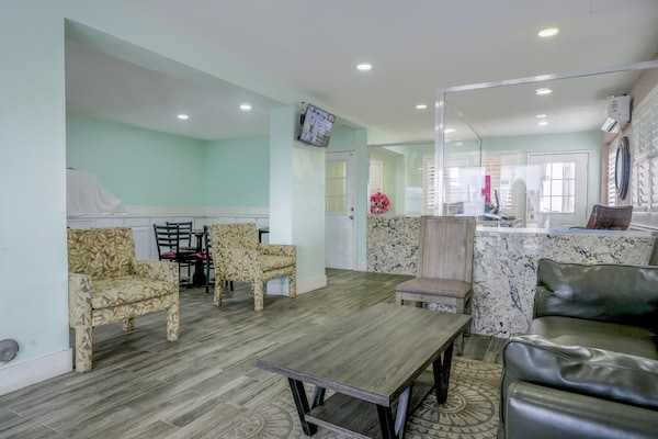 Foto van Queen Bed Niet Roken - Vakantiehuis in Buttonwillow, CA - HallReception