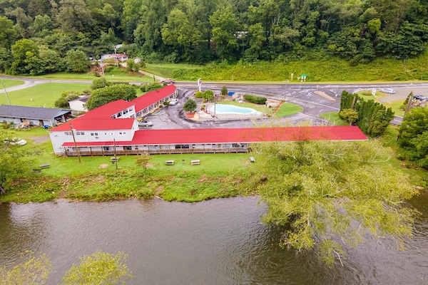 Foto van Tweepersoonsbed (queensize) met eenpersoonsbed | Bryson City - ExteriorSummer