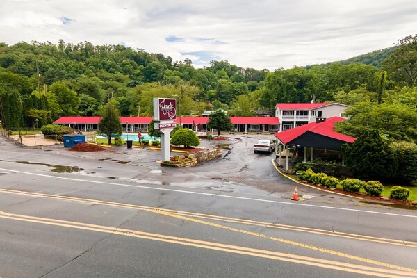 Foto van Tweepersoonsbed (queensize) met eenpersoonsbed | Bryson City - ExteriorSummer