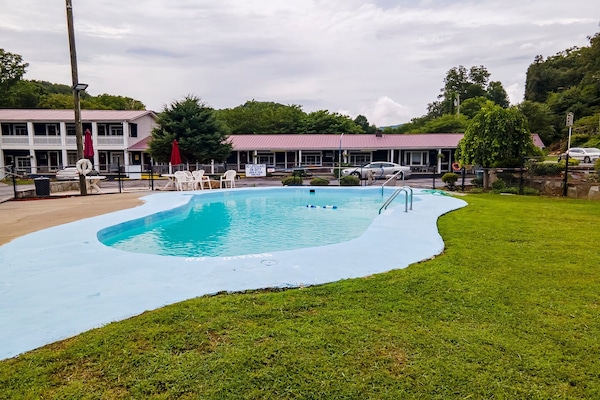 Foto van Tweepersoonsbed (queensize) met eenpersoonsbed | Bryson City - Pool