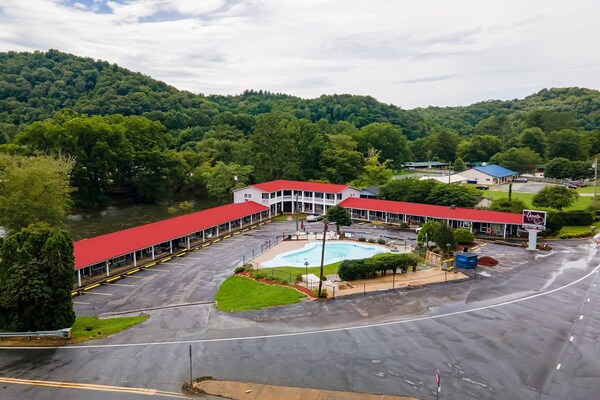 Foto van Tweepersoonsbed (queensize) met eenpersoonsbed | Bryson City - ExteriorSummer