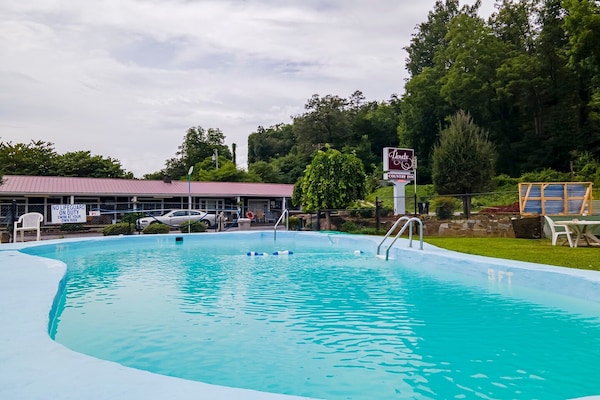 Foto van Tweepersoonsbed (queensize) met eenpersoonsbed | Bryson City - Pool