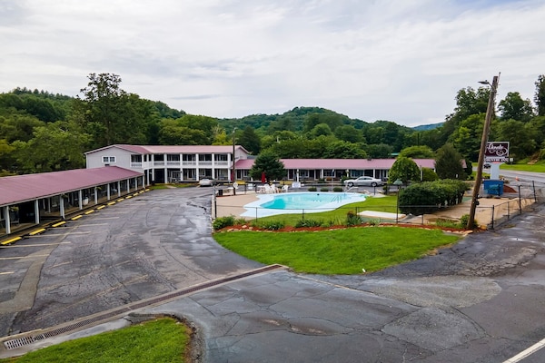 Foto van Tweepersoonsbed (queensize) met eenpersoonsbed | Bryson City - parking