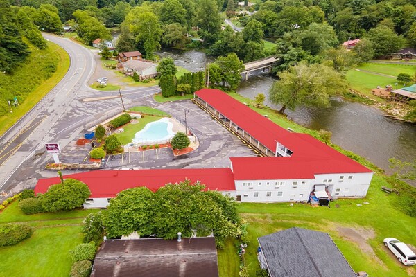Foto van Tweepersoonsbed (queensize) met eenpersoonsbed | Bryson City - ExteriorSummer