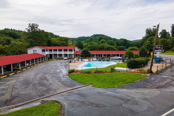 Foto van Tweepersoonsbed (queensize) met eenpersoonsbed | Bryson City - ExteriorSummer