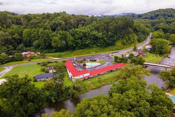 Foto van Tweepersoonsbed (queensize) met eenpersoonsbed | Bryson City - ExteriorSummer